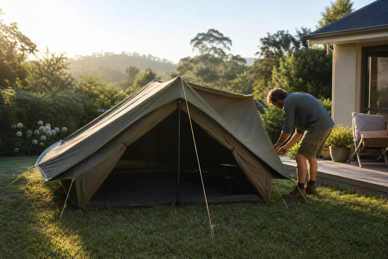 Quelqu'un dispose un objet, autour d'australie méridionale tente, dans un jardin.