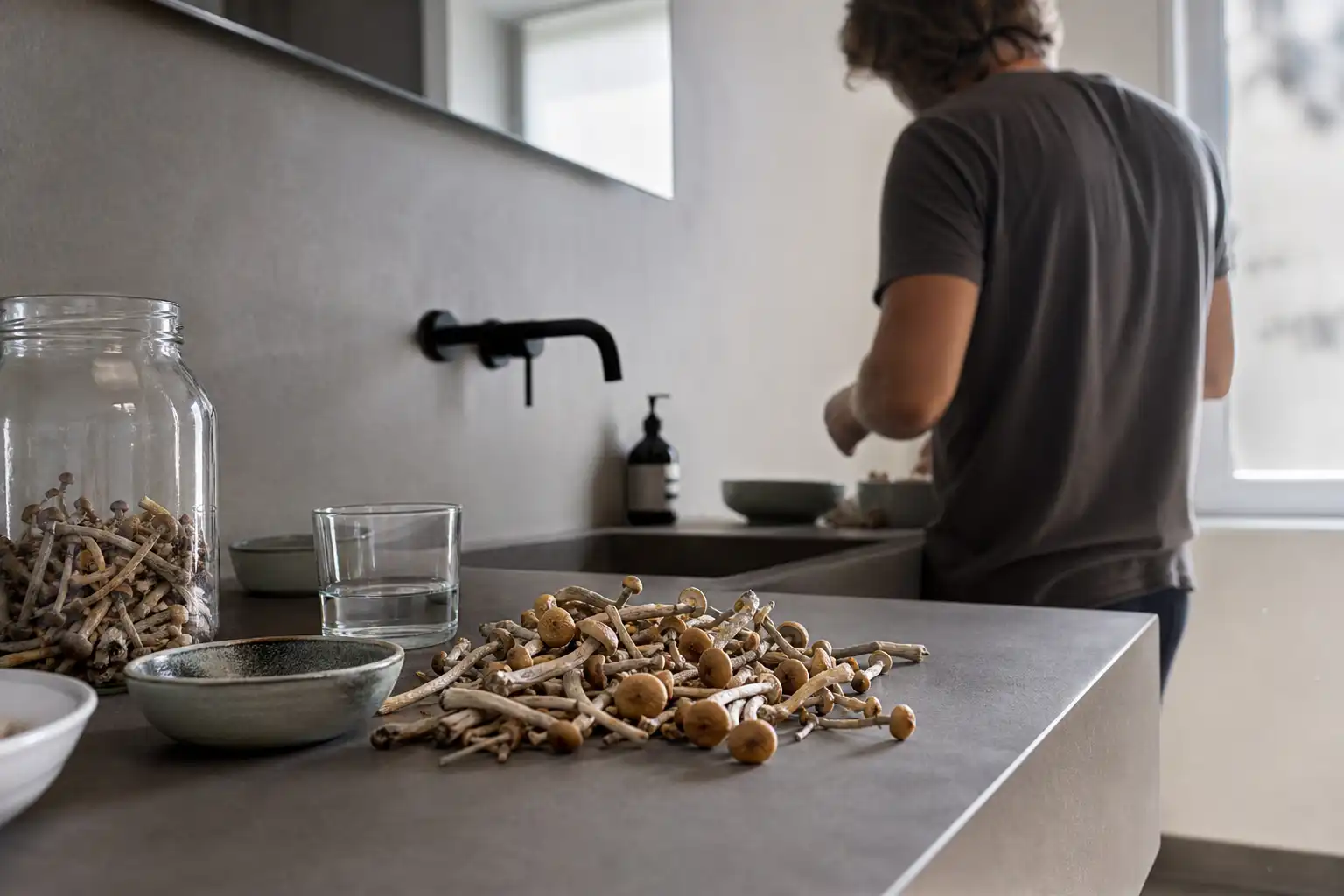 Quelqu'un prépare quelque chose, autour de genre psilocybe kahlkopf, dans une salle de bain.